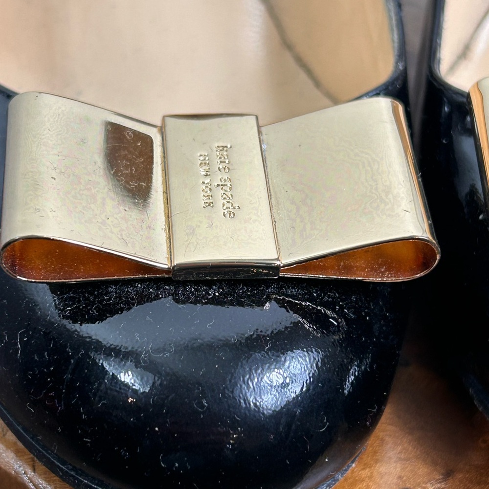 ♠️ Kate Spade Elegant Black Pumps with Gold Accent ♠️ - Picture 6 of 13